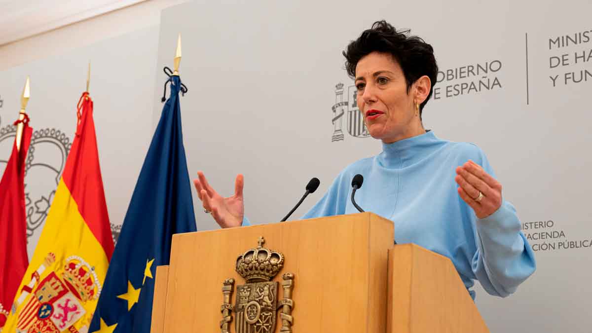 La ministra, Elma Saiz, expone en rueda de prensa la reforma del RDL 11/2024 que permite cobrar el 45 % de la pensión tras un año de demora