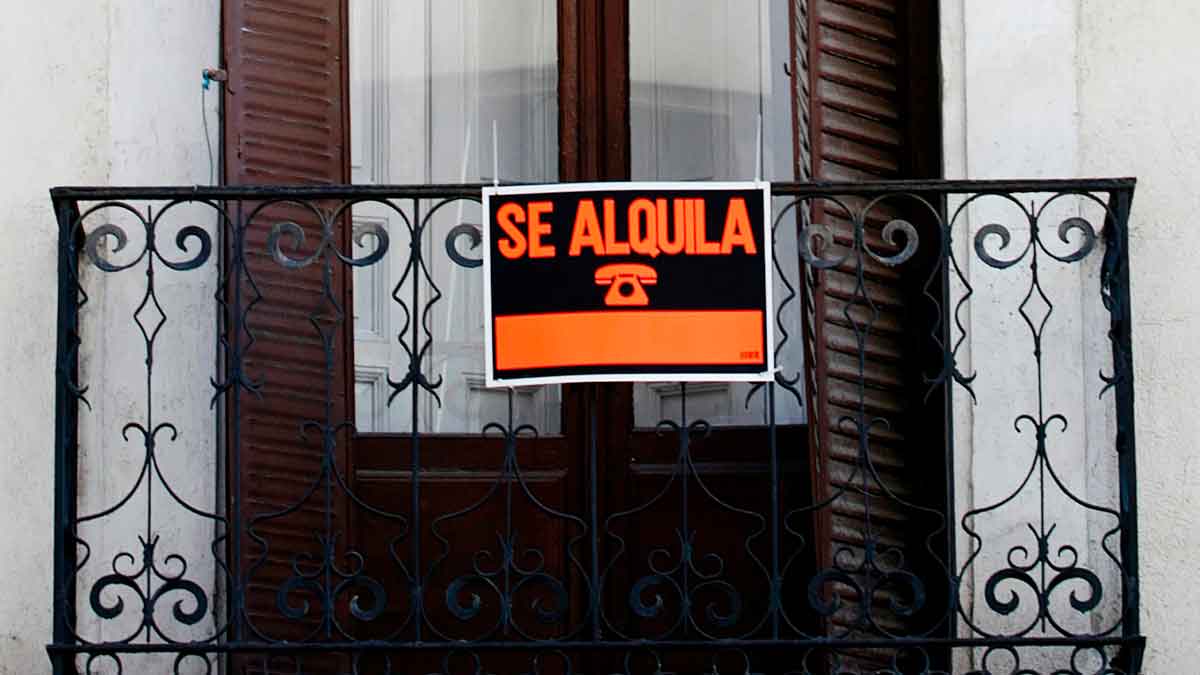 Cartel “Se alquila” colgado en un balcón urbano, símbolo de los alquileres turísticos afectados por la nueva normativa de la Unión Europea