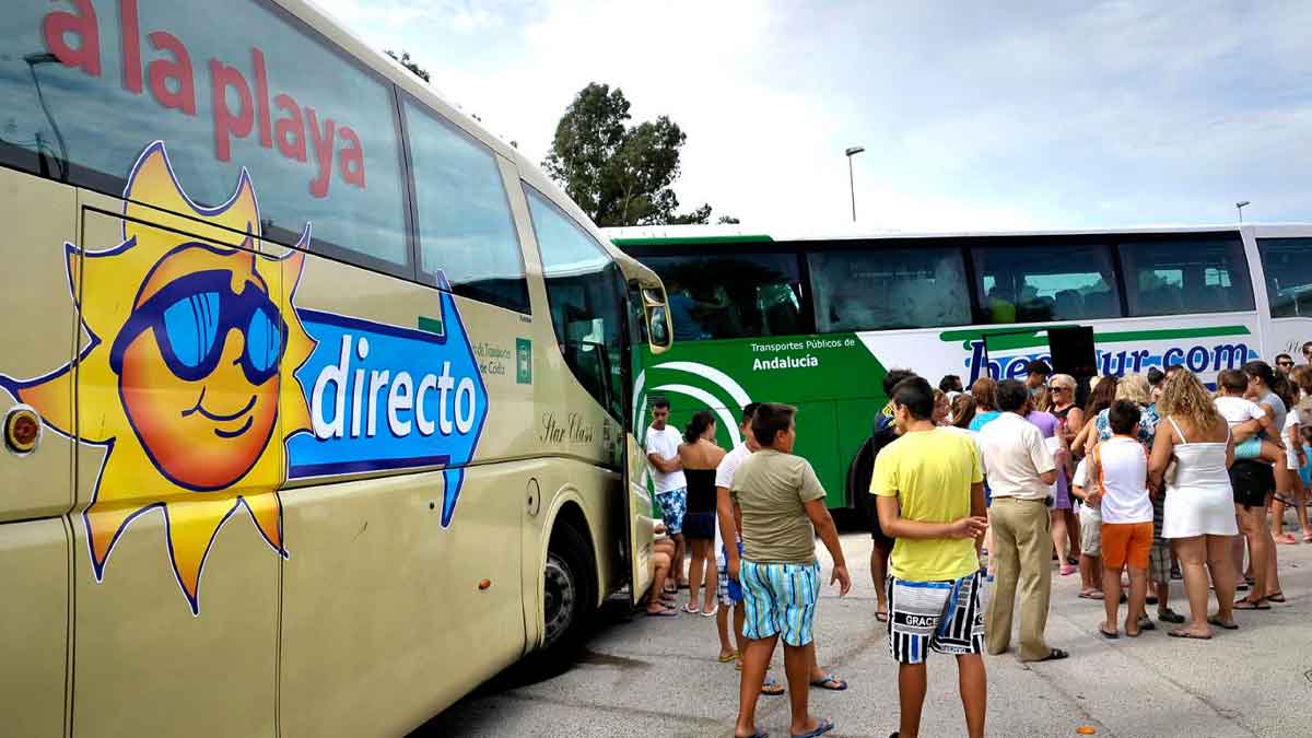 Autobuses del Programa Estival de Andalucía conectando municipios rurales con playas andaluzas