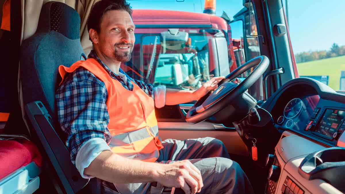 Conductor de camión con chaleco reflectante en cabina para oferta de empleo del SAE