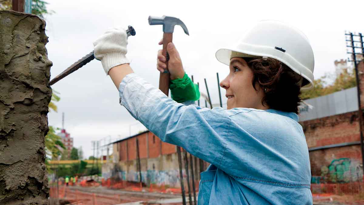 Mujer trabajadora en la construcción con casco, vacantes SAE Andalucía 2025