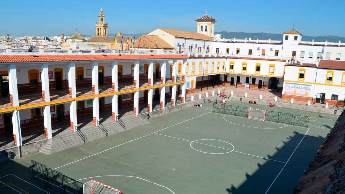 Patio y edificio del colegio Salesianos en Andalucía, donde se ofertan plazas docentes para el curso 2025-26