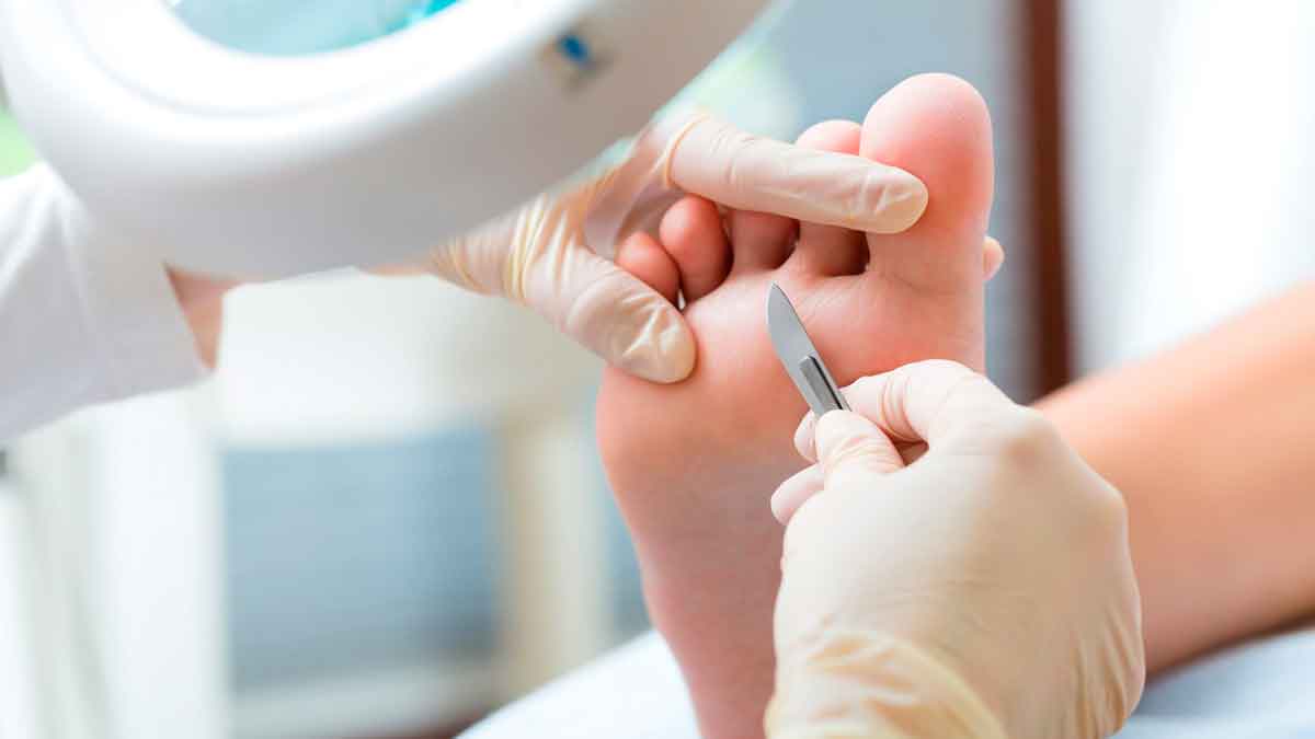 Podólogo atendiendo pie en consulta SAS de atención primaria