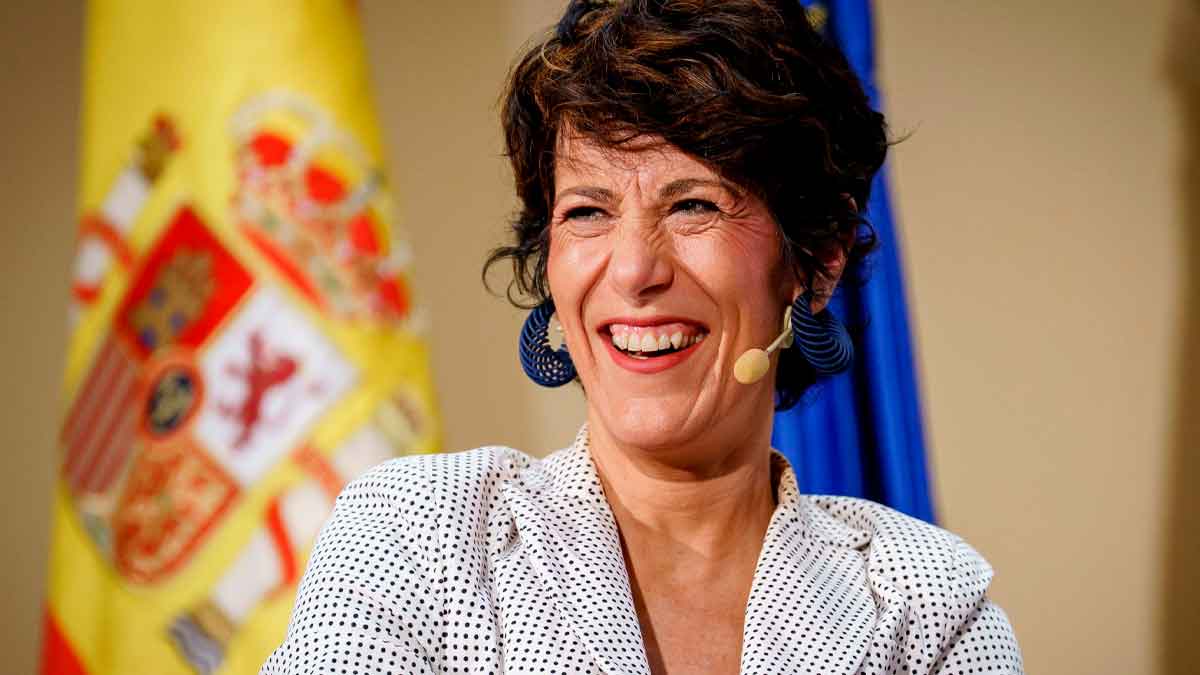 La ministra Elma Saiz presenta la ayuda de cinco años extra de cotización para exbecarios