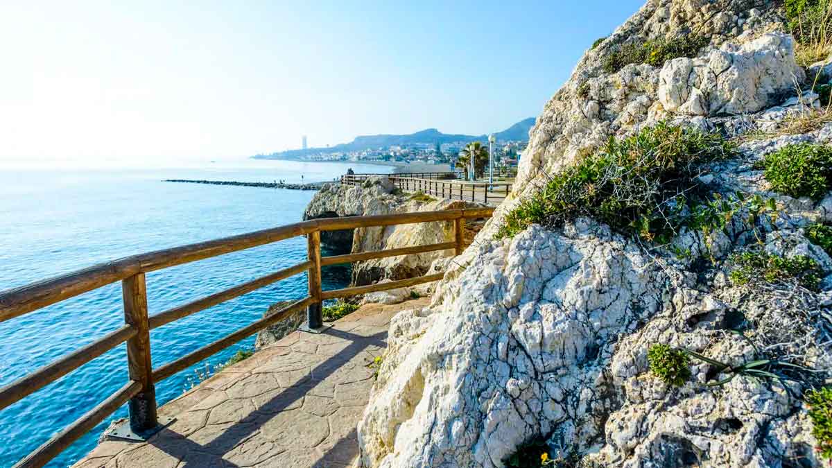 Vista del sendero más largo de España en la costa de Andalucía junto al mar Mediterráneo