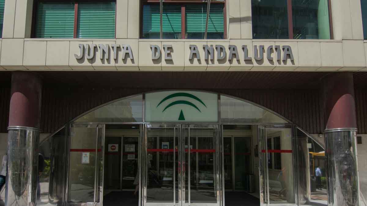 Fachada de la Junta de Andalucía para la sexta subasta de inmuebles públicos en septiembre
