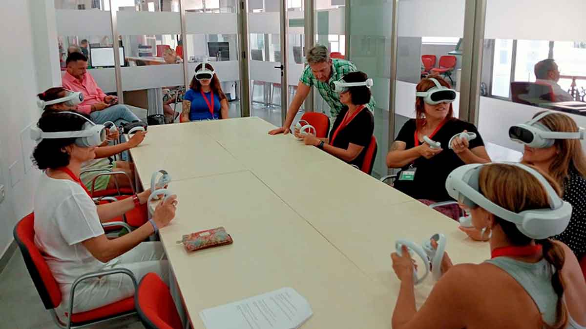 Personas usando simulador de realidad virtual del SAE en oficinas de empleo de Andalucía