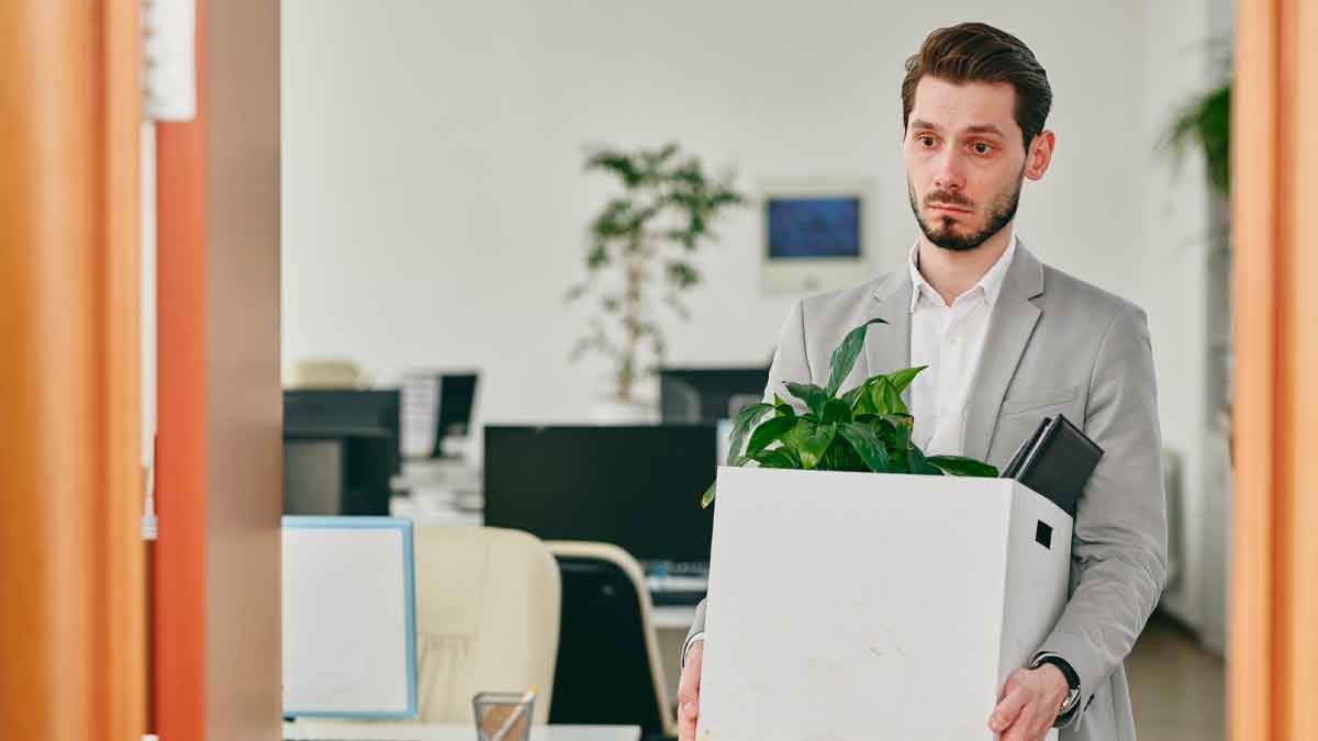 Trabajador despedido con caja en la mano tras sentencia de indemnización de 500.000 euros en Francia