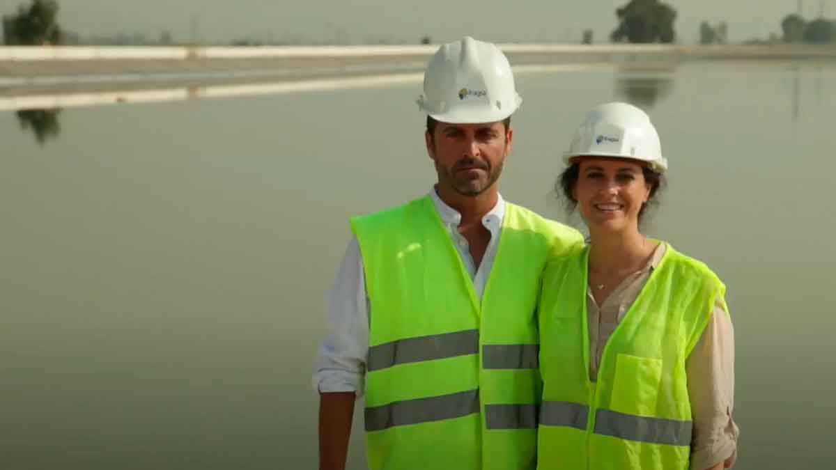 Trabajadores de TRAGSA con chalecos reflectantes y cascos en obra hidráulica en Andalucía
