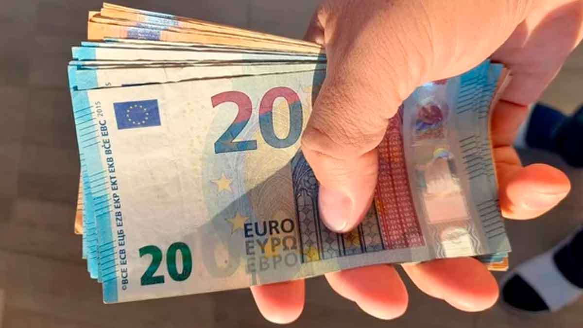 Mano sosteniendo varios billetes de 20 € que representan los 760 € que tres bancos ofrecen por domiciliar la nómina en agosto 2025