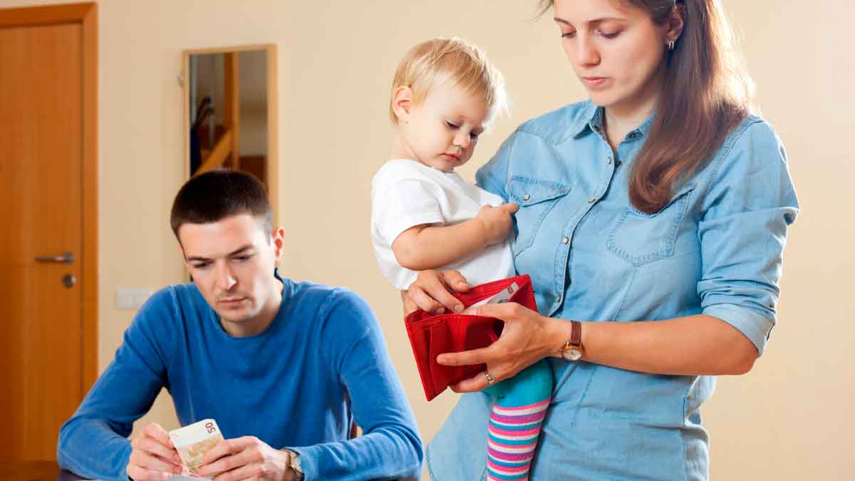 Familia preocupada contando billetes tras el aviso de la Seguridad Social para devolver el Ingreso Mínimo Vital