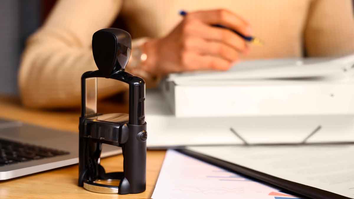 Documentos legales sobre herencia y trámites notariales por falta de testamento