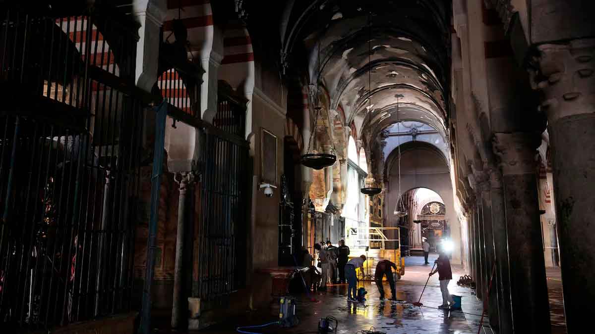 Interior de la Mezquita de Córdoba tras incendio en capilla usada como almacén