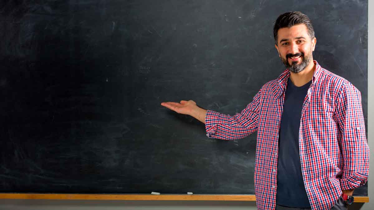 Profesor andaluz en el aula por la subida salarial del curso 2025 2026