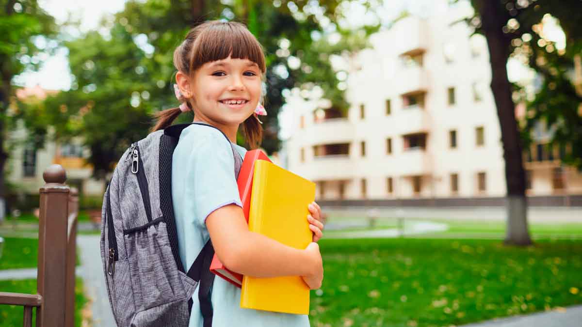 Niña con mochila y libros en la vuelta al cole en Andalucía para el curso 2025 2026