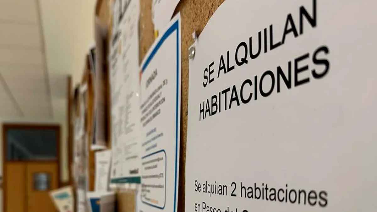 Cartel de habitaciones en alquiler en Sevilla con precios altos