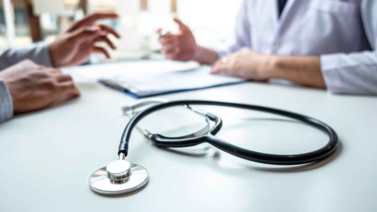 Médico en consulta por bajas laborales en España