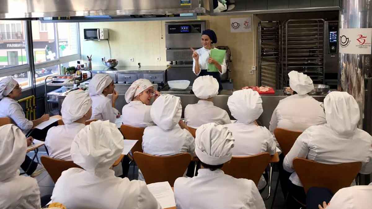 Alumnos de Formación Profesional de Cocina en Andalucía durante una clase práctica curso 2025/26