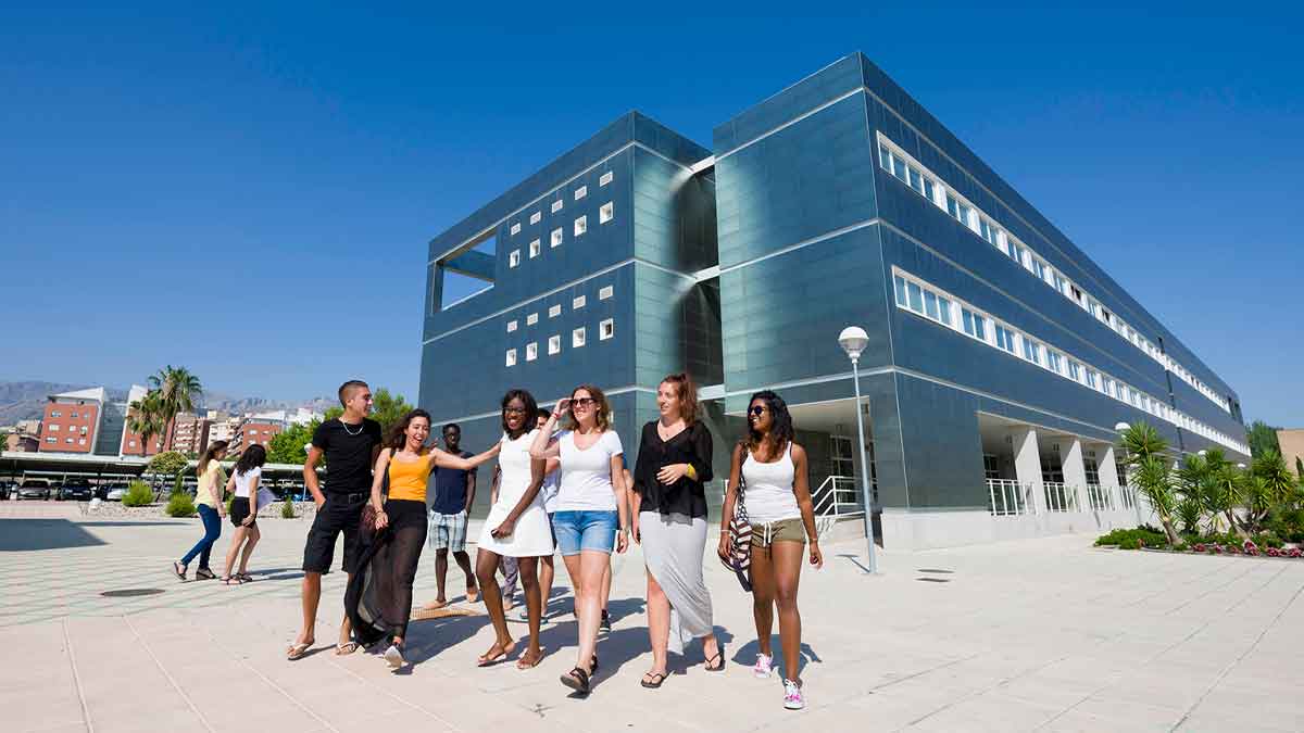Estudiantes en universidad pública de Andalucía con bonificación universitaria por enfermedad o accidente