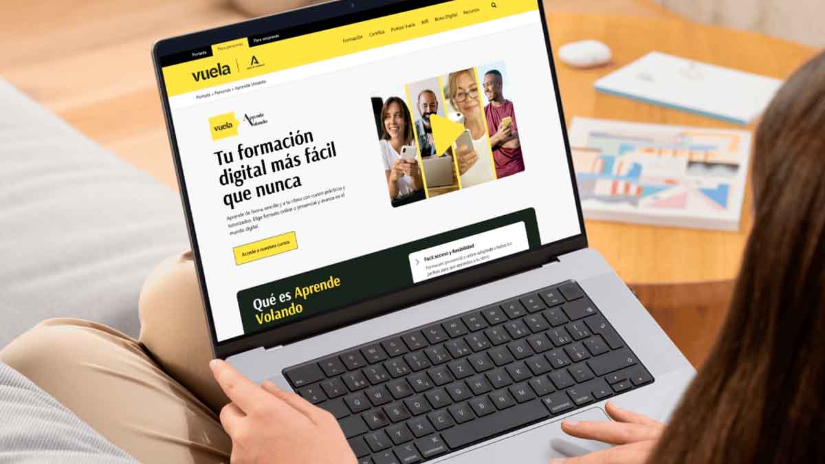 Persona usando un portátil con la web Andalucía Vuela para acceder a cursos gratuitos de competencias digitales