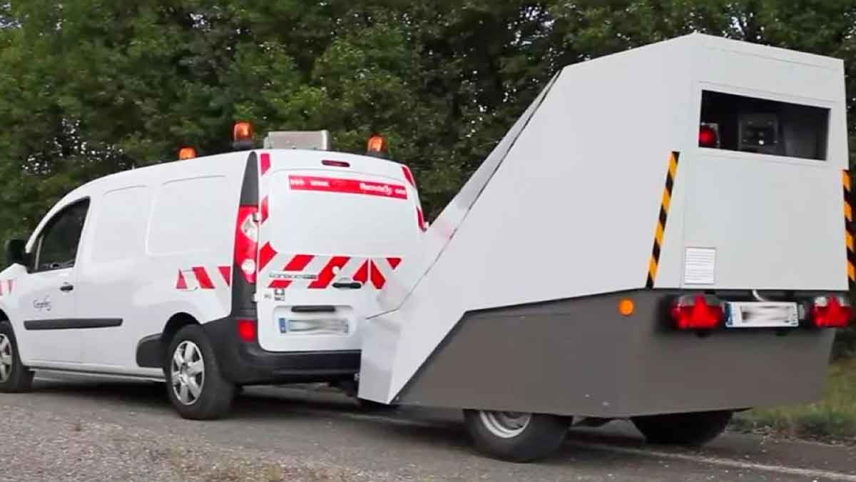 Radar de carro móvil de la DGT instalado sobre ruedas para controlar velocidad en carreteras españolas