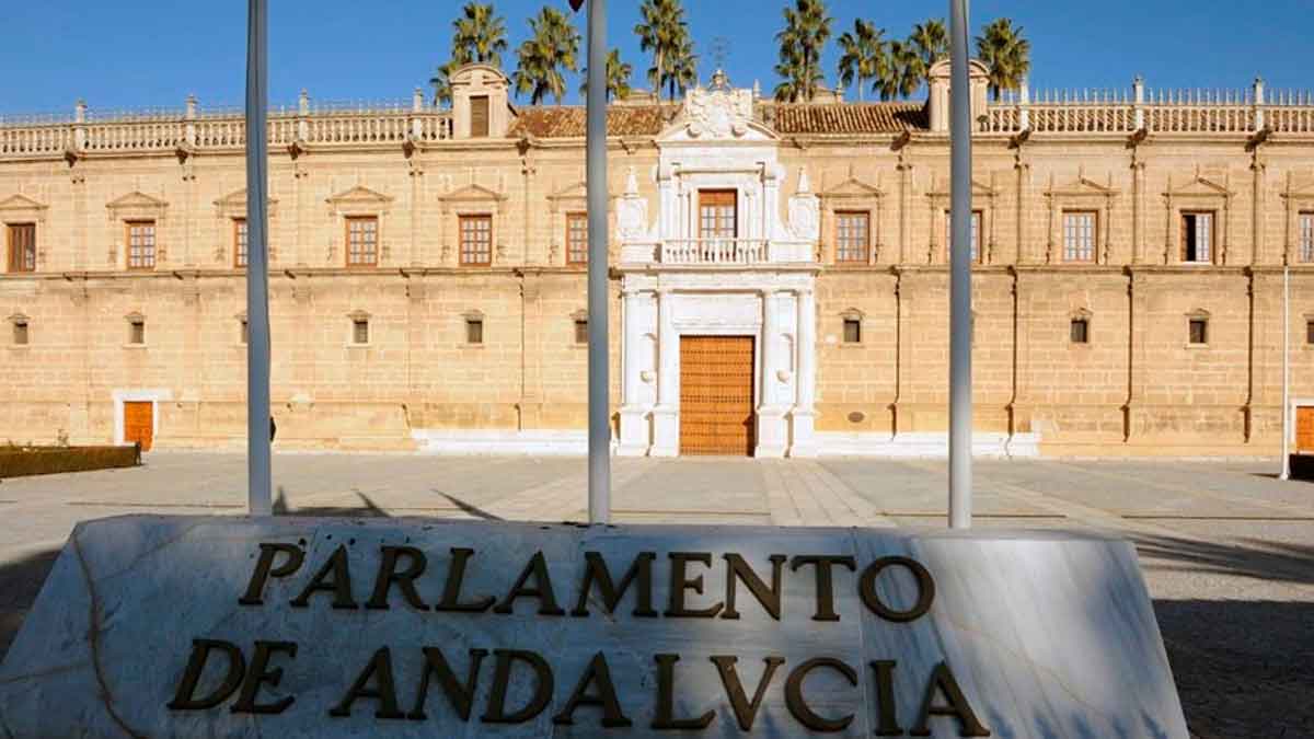 Parlamento de Andalucía donde se aprueban ayudas de hasta 5.500 euros para autónomos