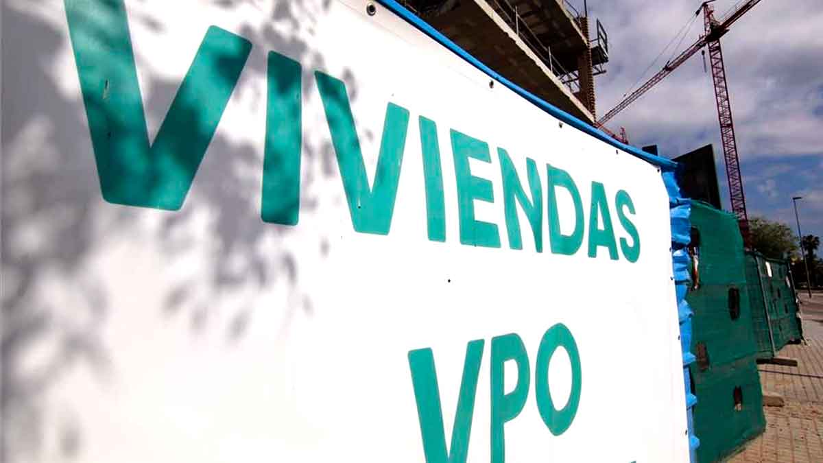 Cartel de viviendas VPO en construcción en Málaga con ayudas municipales de hasta 18.000 euros por minipiso