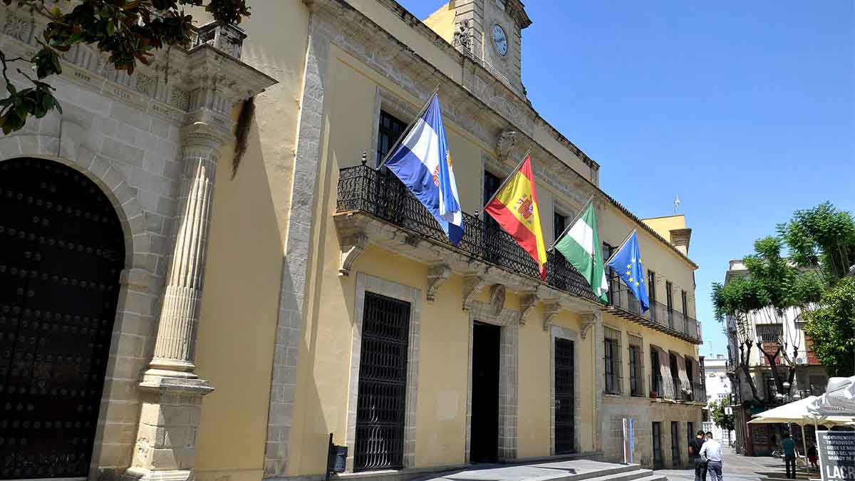 Fachada del Ayuntamiento de Jerez de la Frontera en Cádiz donde se convocan 24 plazas de Subalterno sin titulación