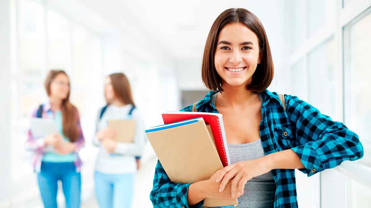 Estudiante sonriente con libros revisando Becas MEC 2025 2026 para validar solicitud y mantener ayuda educativa