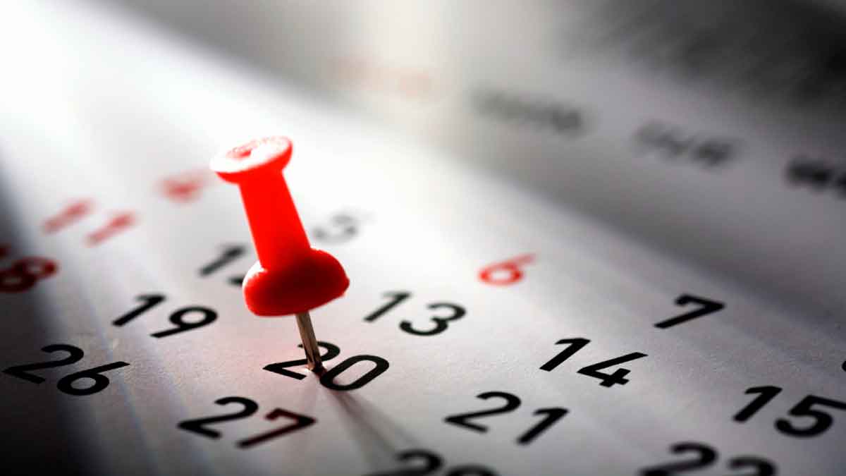 Calendario con chincheta roja señalando día marcado en referencia a los días inhábiles administrativos de Andalucía 2026