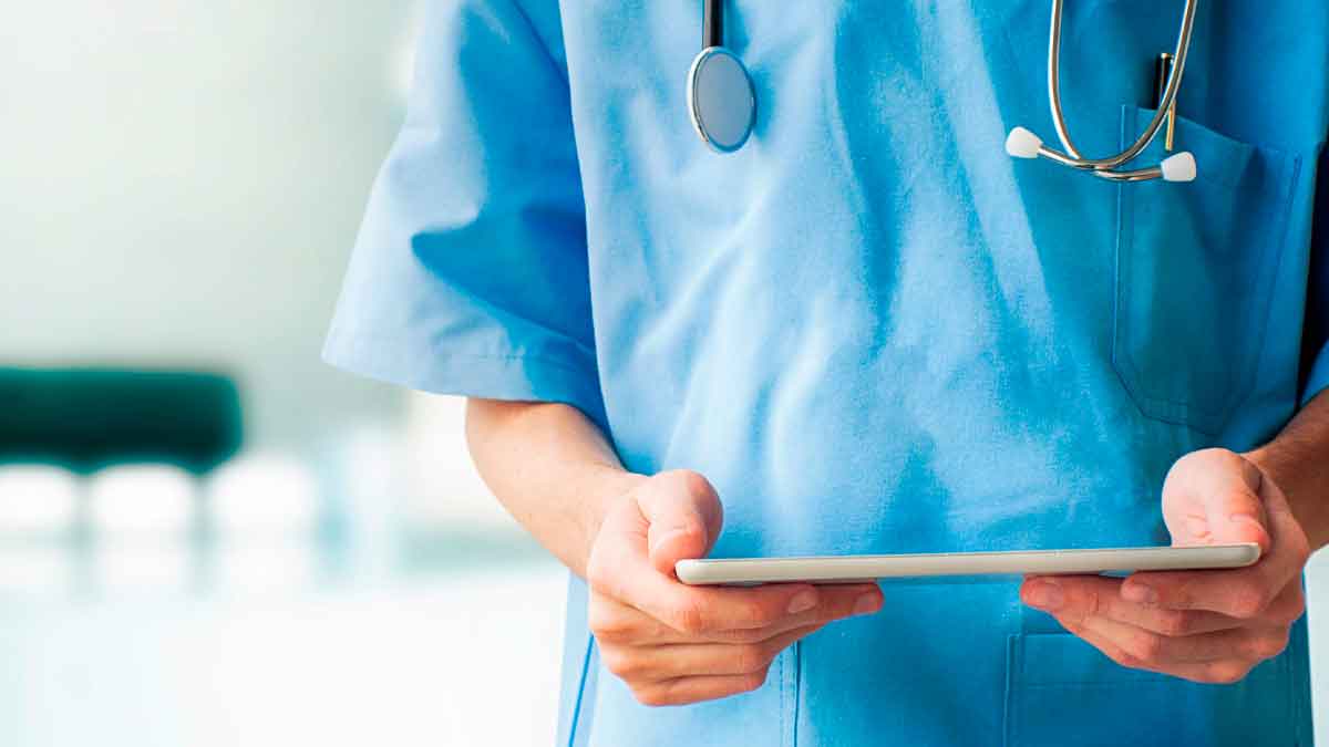 Profesional sanitario con tablet para trámites de asistencia sanitaria en Andalucía