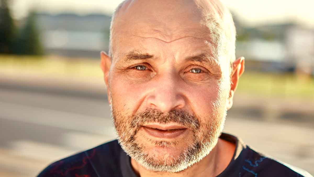 Hombre mayor representando a los ciudadanos que no podrán jubilarse a los 65 con el 100 por ciento de la pensión
