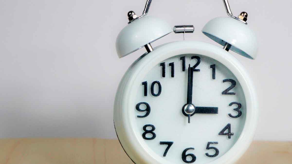 Reloj marcando la hora del cambio horario en España octubre 2025