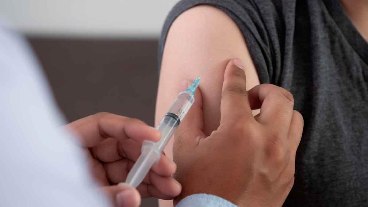Persona recibiendo vacuna contra la gripe en Andalucía campaña 2024