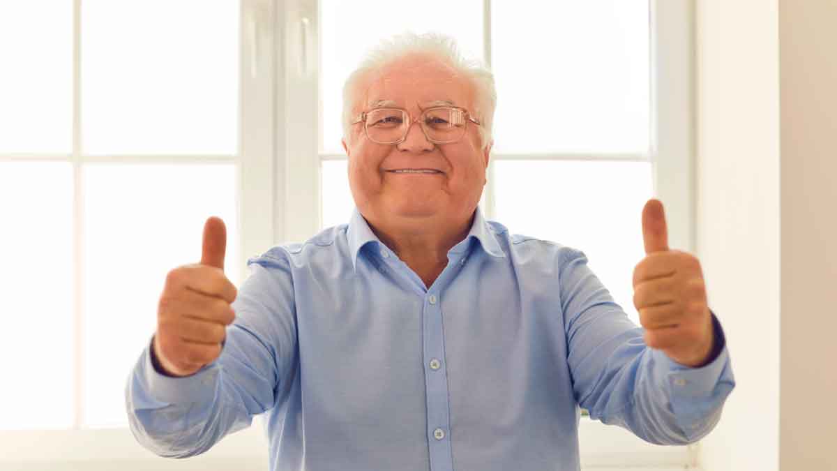 Pensionista sonriente mostrando satisfacción por ventajas del carnet de jubilado 2025