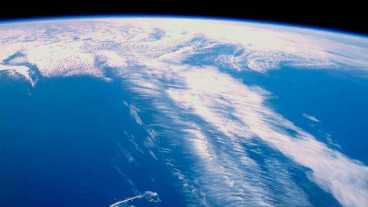 Imagen satelital del chorro polar acercándose a España con nubes que provocarán lluvias intensas y descenso de temperaturas