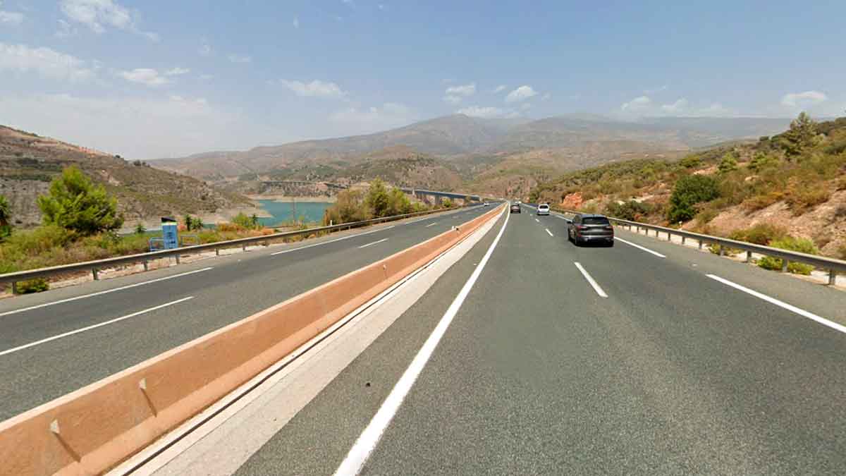Tramo cerrado de la autovía A-44 entre Motril y Granada por obras en el viaducto de Rules