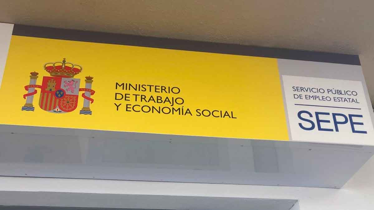 Cartel del Ministerio de Trabajo y Economía Social y SEPE en oficina de empleo estatal