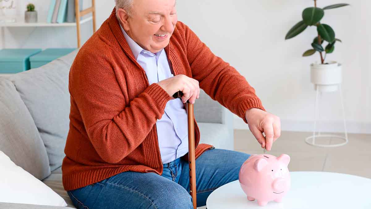 Persona mayor ahorrando dinero en una hucha para complementar la pensión de jubilación