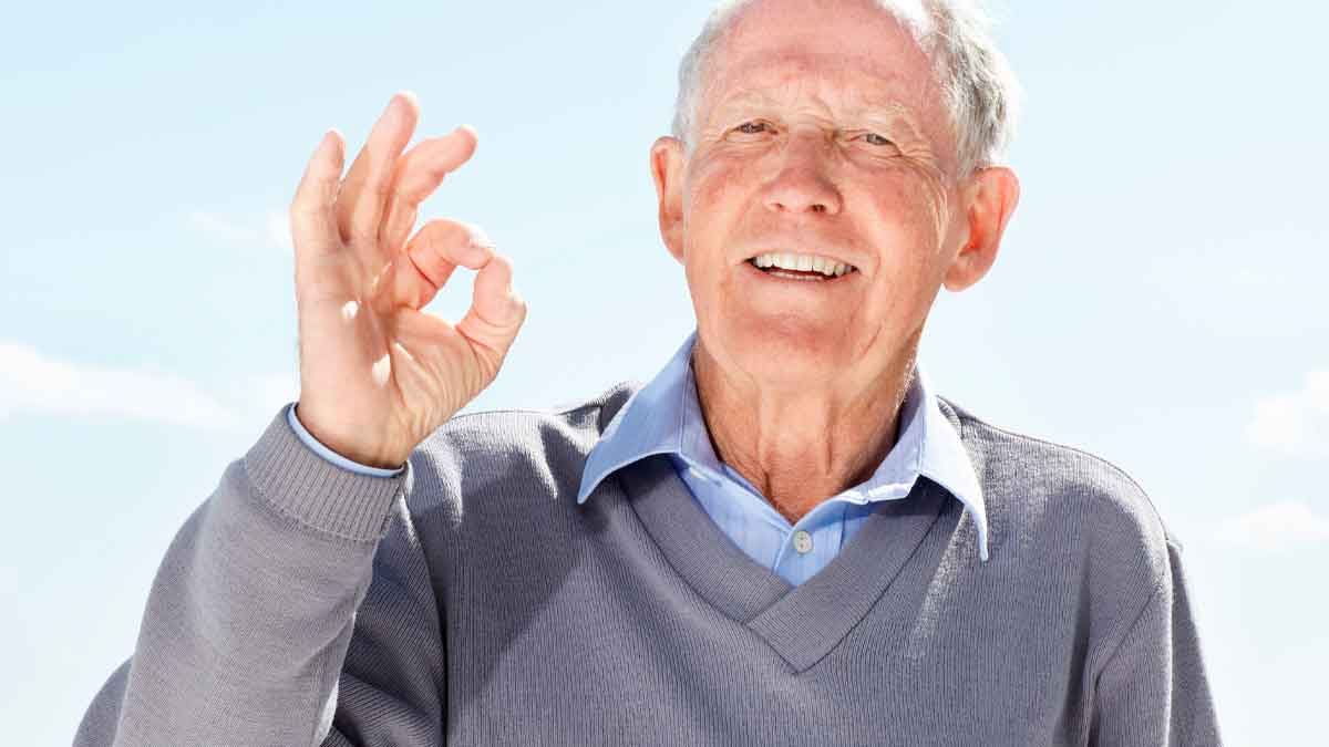 Hombre mayor feliz por el complemento del IMSERSO a la pensión no contributiva de invalidez
