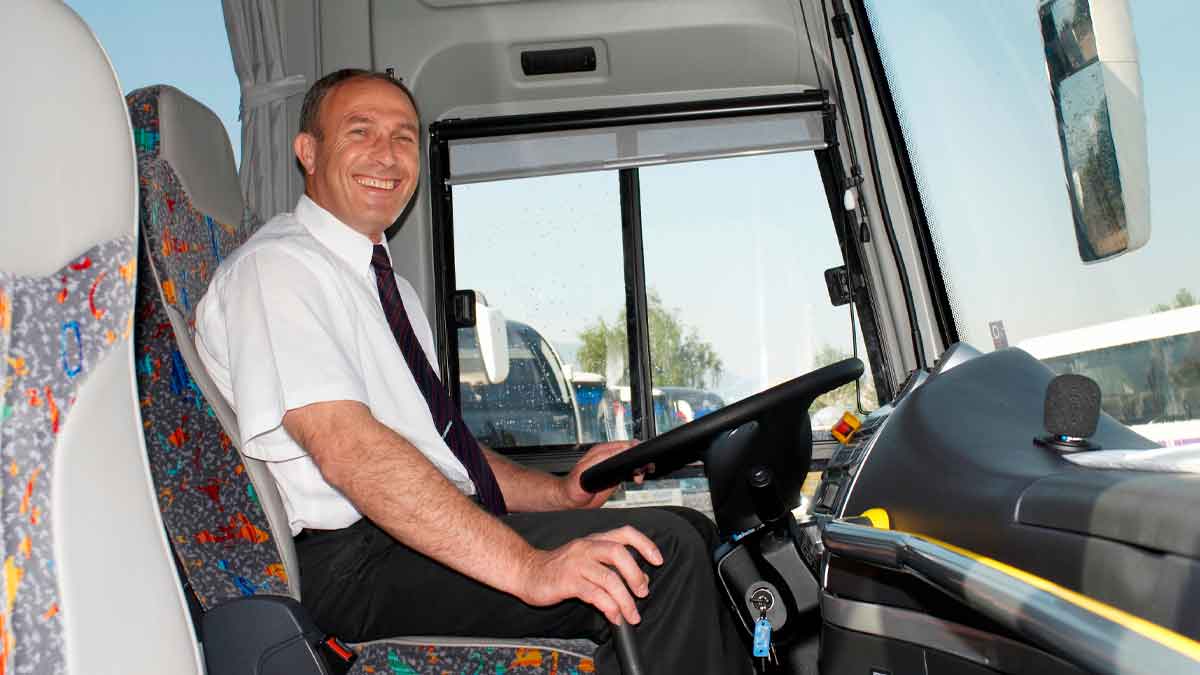 Conductor de autobús en San Roque Cádiz durante jornada laboral