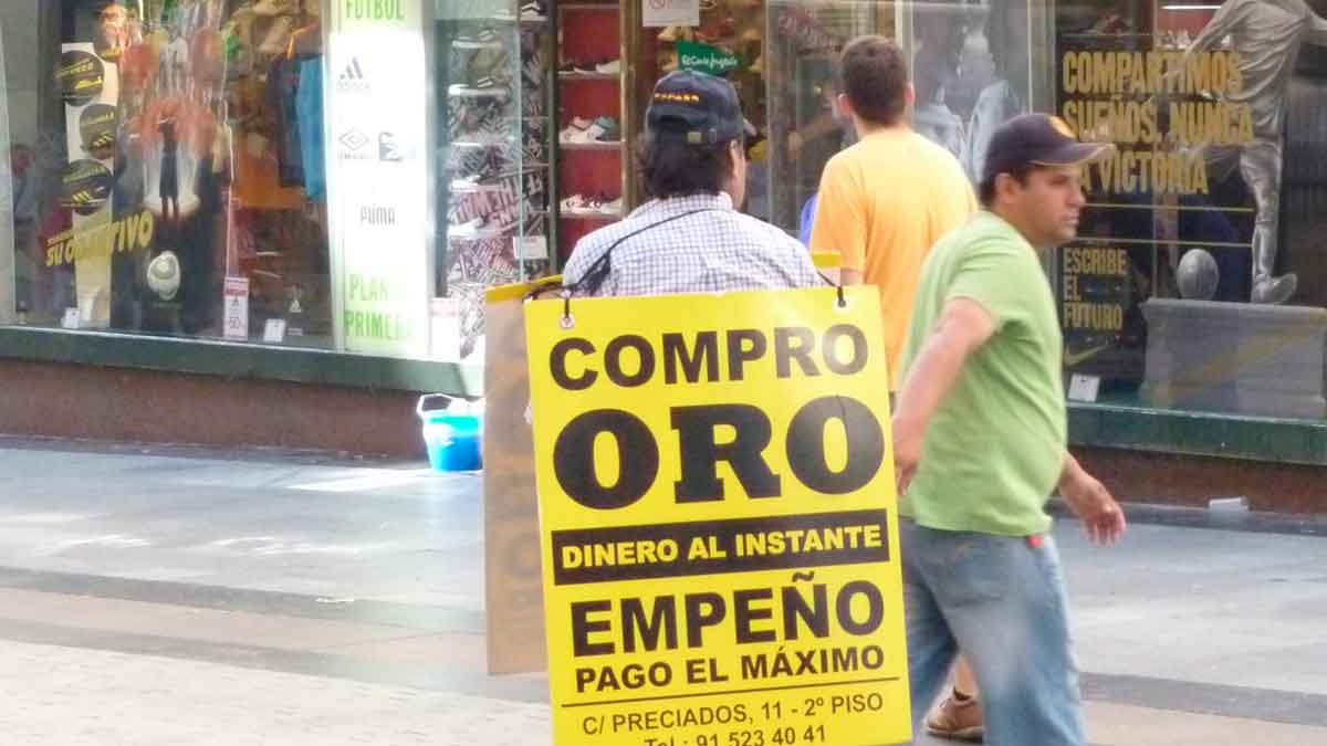 Cartel de compro oro en la calle con oferta de empeño y pago al instante