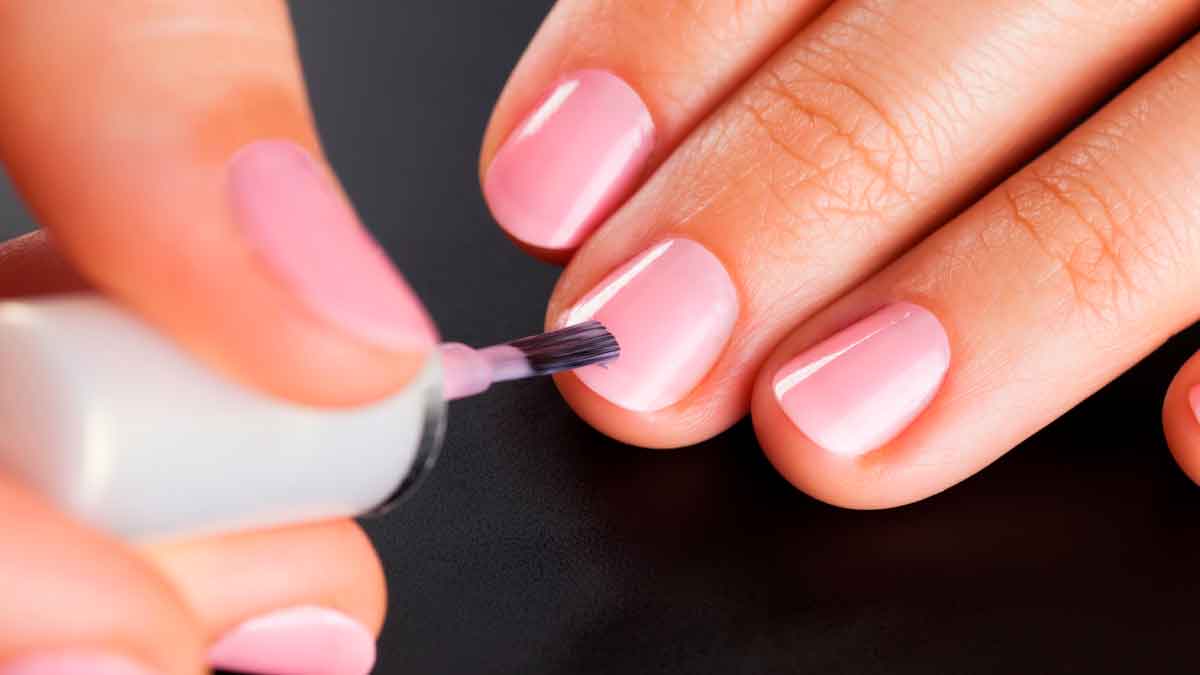 Aplicación de esmalte de uñas rosa tras alerta de Consumo por sustancias nocivas prohibidas por la UE