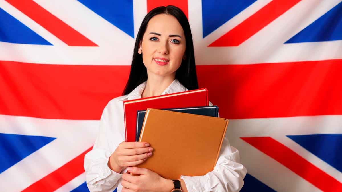 Estudiante con libros frente a la bandera del Reino Unido para elegir academia de idiomas de forma segura