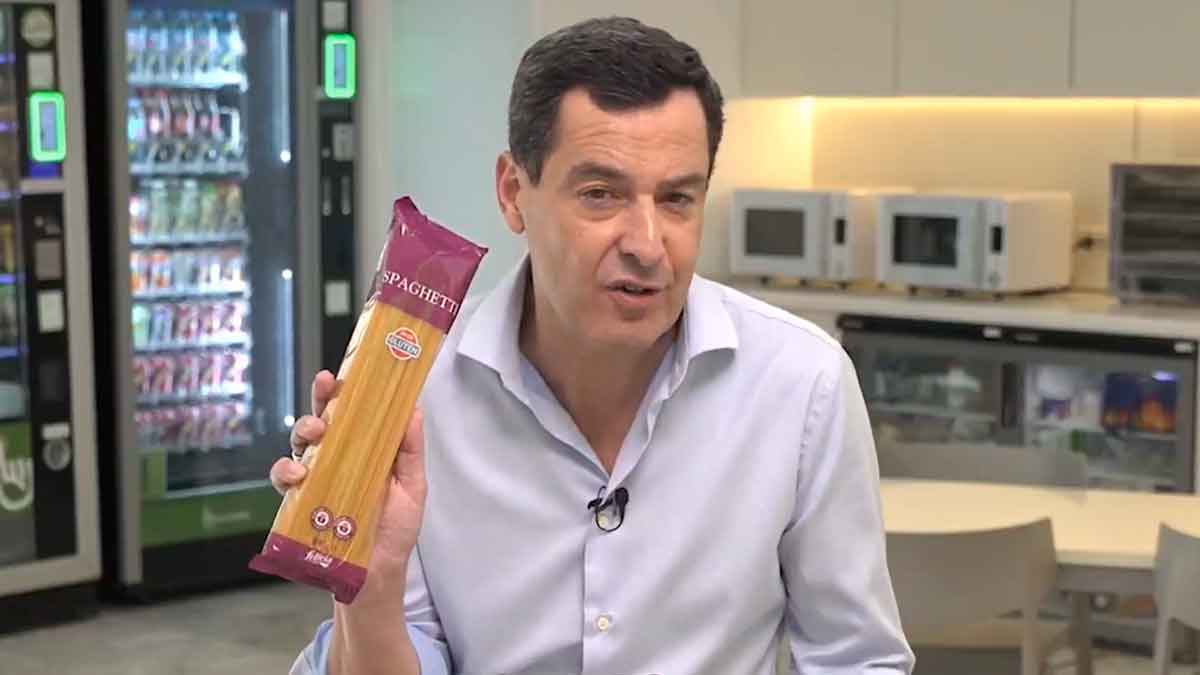 Presidente de la Junta de Andalucía muestra un paquete de pasta sin gluten al anunciar deducciones fiscales para celíacos