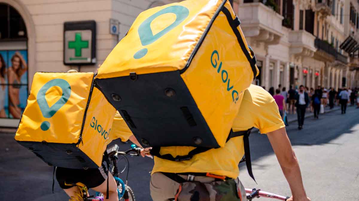 Repartidores de Glovo en Andalucía reflejan el auge del delivery andaluz frente a pizzas y hamburguesas