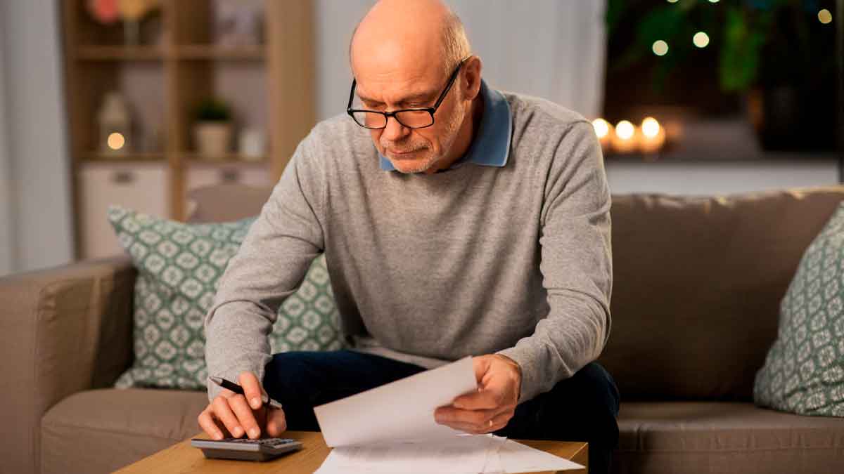 Hombre mayor calcula su pensión para demorar la jubilación y obtener incentivos