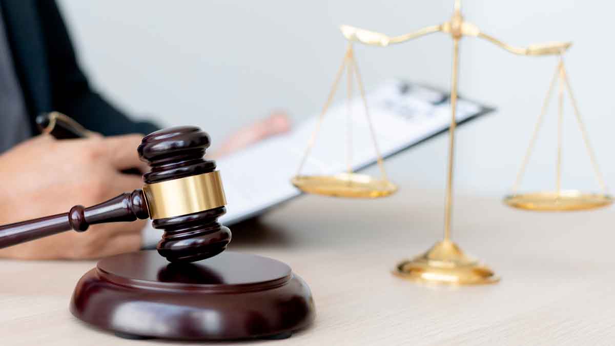 Mazo de juez y balanza representan sentencia por despido nulo de empleada del hogar tras baja por apendicitis