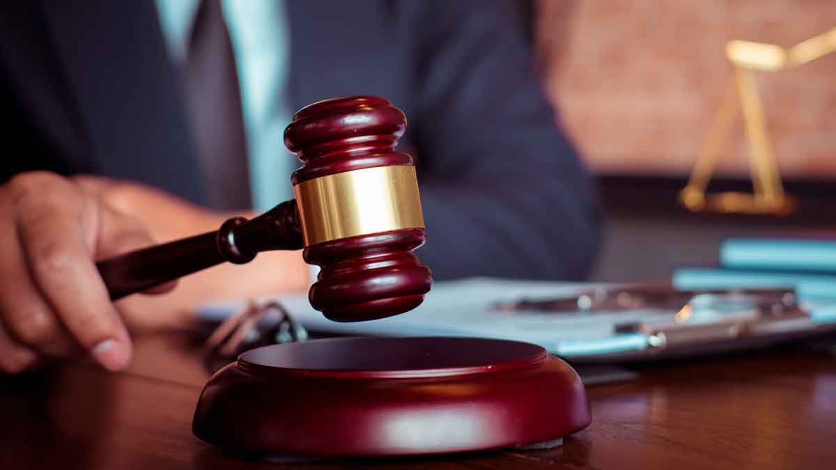 Mazo de juez en sentencia de despido improcedente con indemnización de 14.222 euros