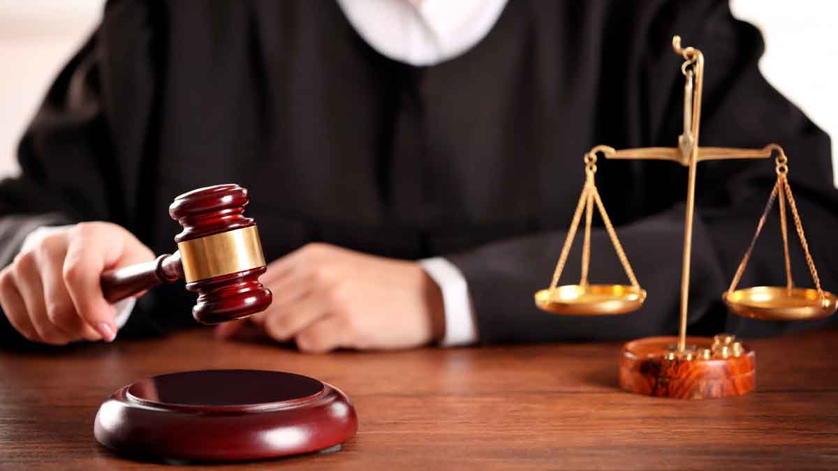Juez con mazo y balanza durante sentencia por despido improcedente tras mentir en el currículum